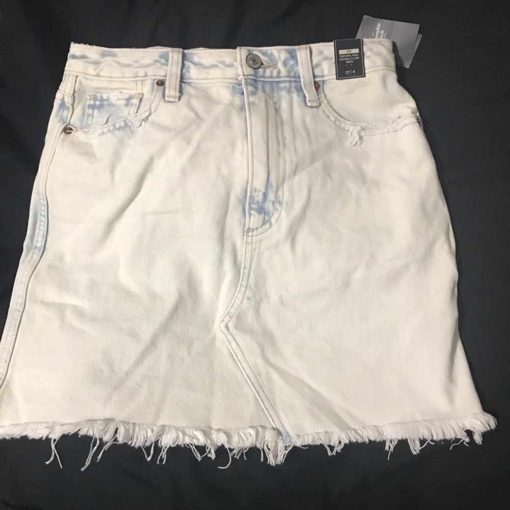 BNWT Abercrombie & Fitch Zoe Denim Skirt Size 27 - Picture 2 of 4
